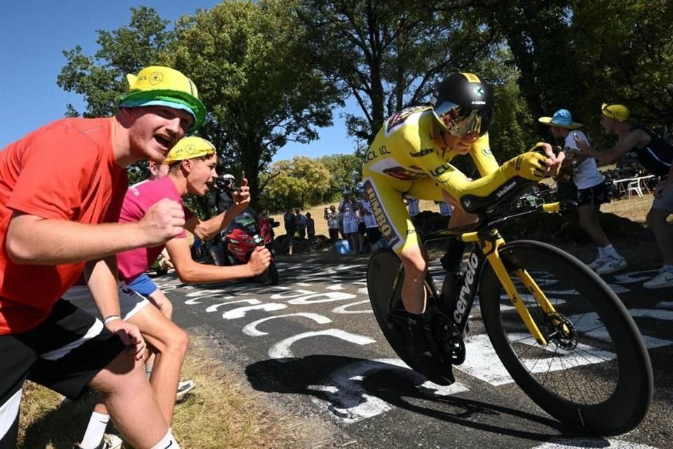 Jonas Vingegaard (Jumbo), segundo en la etapa, se aseguró el maillot amarillo la víspera del paseo triunfal por los Campos Elíseos de París.