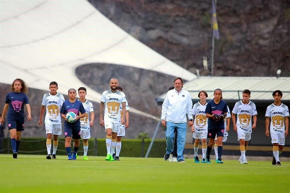 Elementos de las Fuerzas Básicas de Pumas acompañaron al brasileño en el evento.