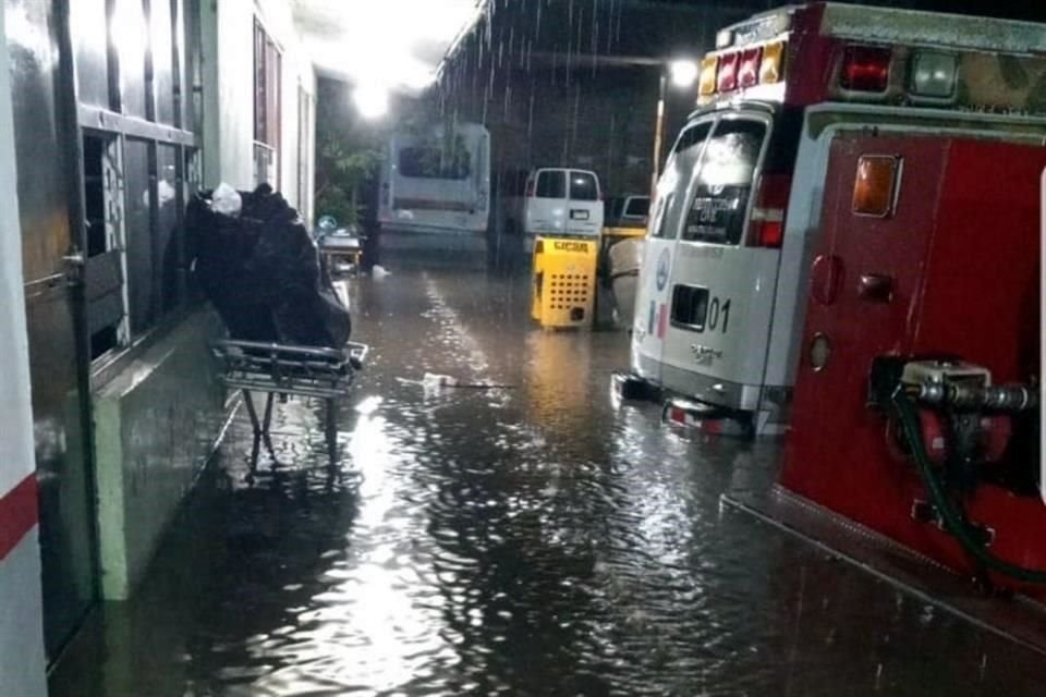 El agua se estancó y rebasó el metro de altura.