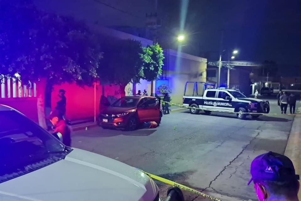 Una mujer y un hombre que viajaban a bordo de un automóvil fueron asesinados a balazos en Tecámac.