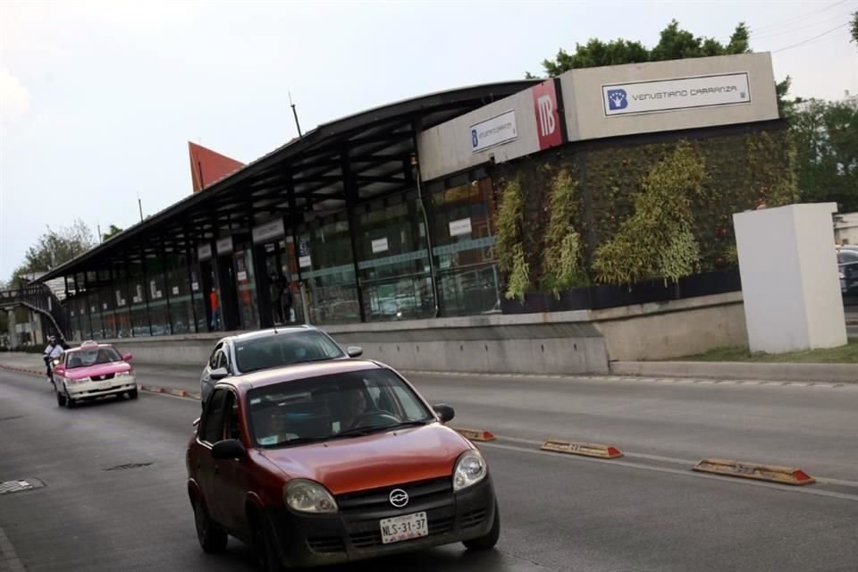 La estación Venustiano Carranza de la Línea 5 del Metrobús es uno de los puntos con jardines verticales que recibirá mantenimiento. 