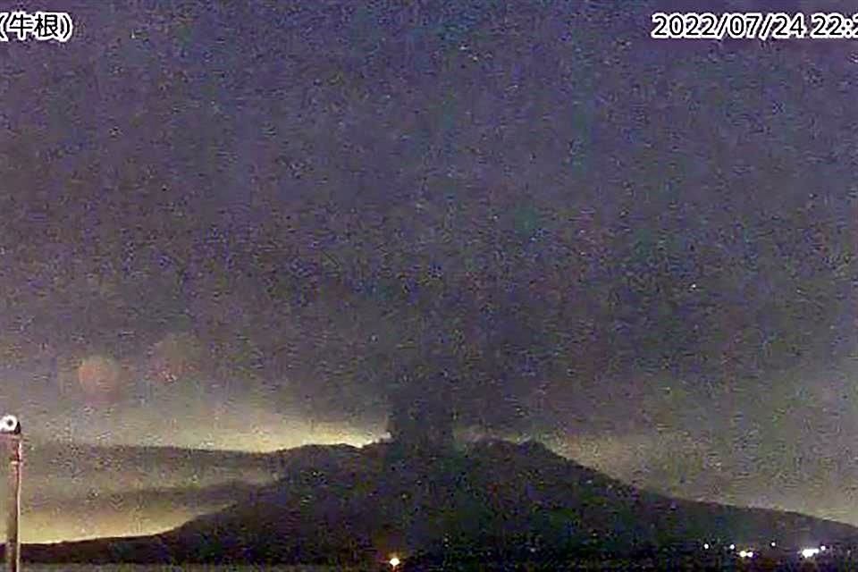 Imágenes en vivo de la cámara de vigilancia de la Agencia Meteorológica de Japón muestra el Sakurajima después de la erupción en la prefectura de Kagoshima.