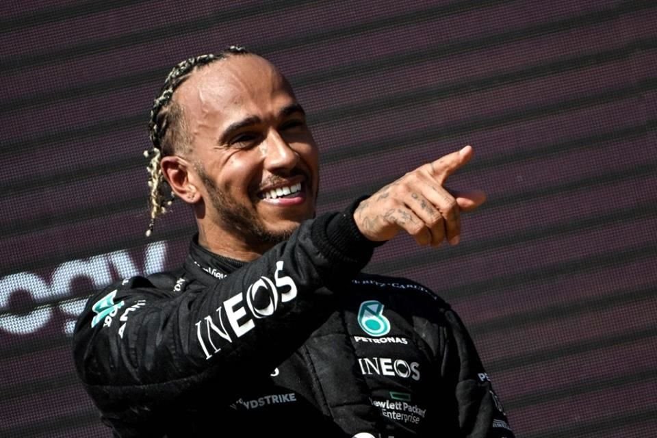 Un sonriente Lewis Hamilton en el podio celebrando sus 300 Grandes Premios en la F1.