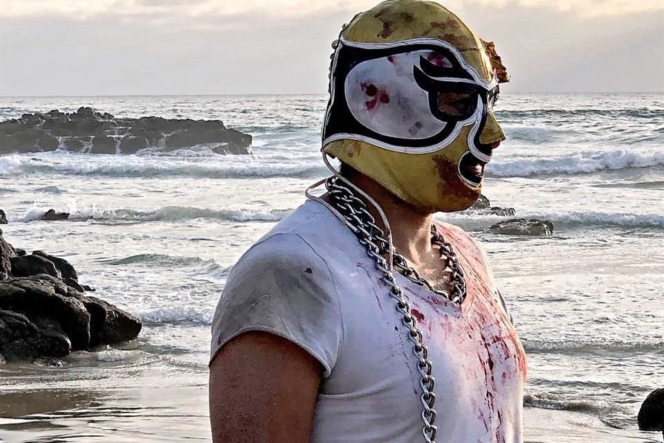 Emociona al actor Ianis Guerrero traer de vuelta al cine a los luchadores, esos héroes enmascarados clásicos, en la película 'Halcón'.