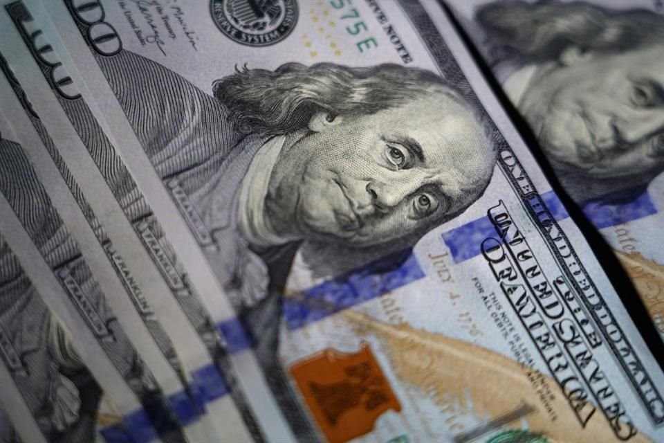 El 'superpeso' volvió a perforar el umbral de 17 unidades por dólar en el Forex; analistas han dicho que el peso se ha sobrevaluado en medio de los flujos de inversionistas que buscan sacar provecho del diferencial de las tasas de interés del País con los mercados desarrollados.