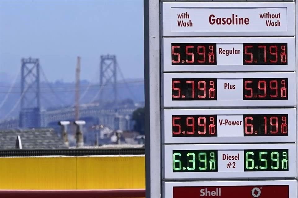 El precio de la gasolina superó los 5 dólares por galón en Estados Unidos en junio y, aunque ha bajado desde entonces, la gente que conduce a través de la frontera dice que no recuerda una época en la que la gasolina mexicana fuera tan barata.