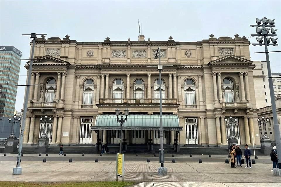 Elenco y equipo de 'Santa Evita' presentarán este lunes 25 de julio en el Teatro Colón de Buenos Aires (en foto) el primer episodio de la serie, que estrenará por Star+.