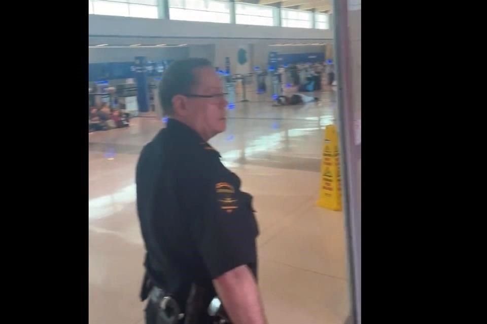 La mujer detonó varios disparos al techo del aeropuerto de Dallas antes de ser herida por policía.
