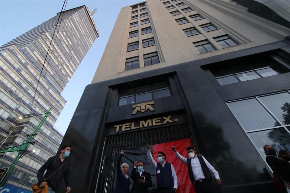 Telmex y telefonistas buscan llegar a un acuerdo sobre las pensiones de trabajadores.