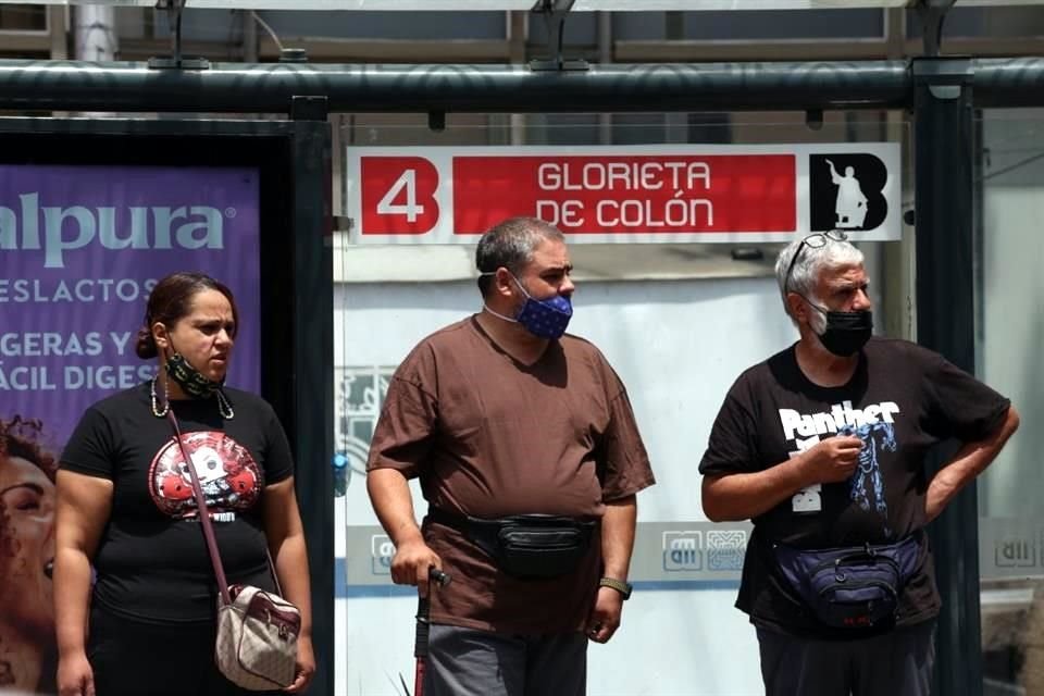 Activistas renombraron parabuses en reforma con nombres de Glorieta de las mujeres que luchan y la de los desaparecidos; autoridades borraron protesta.