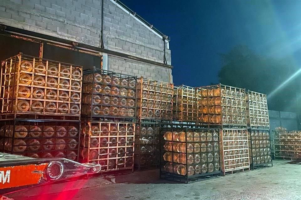 En dos cateos fueron localizados al menos mil 120 garrafones y parte de la unidad de carga.