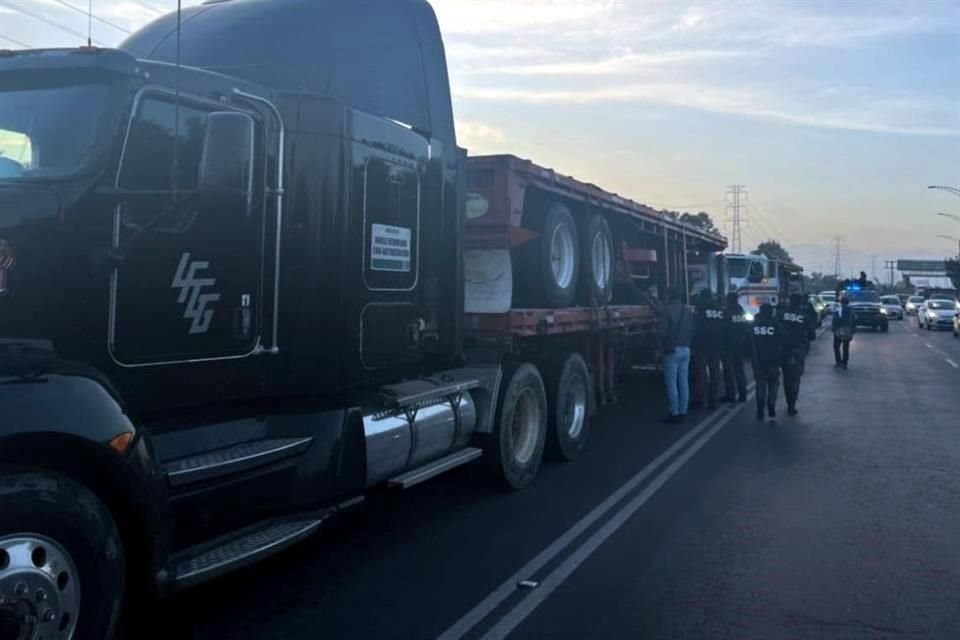 Dos tractocamiones que trasladaban alrededor de 1.5 toneladas de cocaína fueron asegurados en el Circuito Exterior Mexiquense, a la altura de Río de los Remedios.