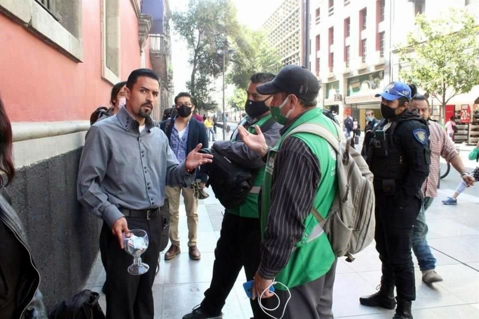 Apan lidiando con la autoridad en la calle 16 de Septiembre, donde suele a veces cantar.