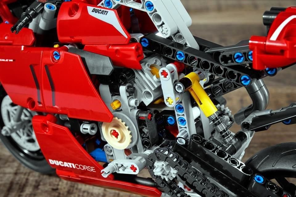 Su construcción es a través de 646 piezas de plástico.