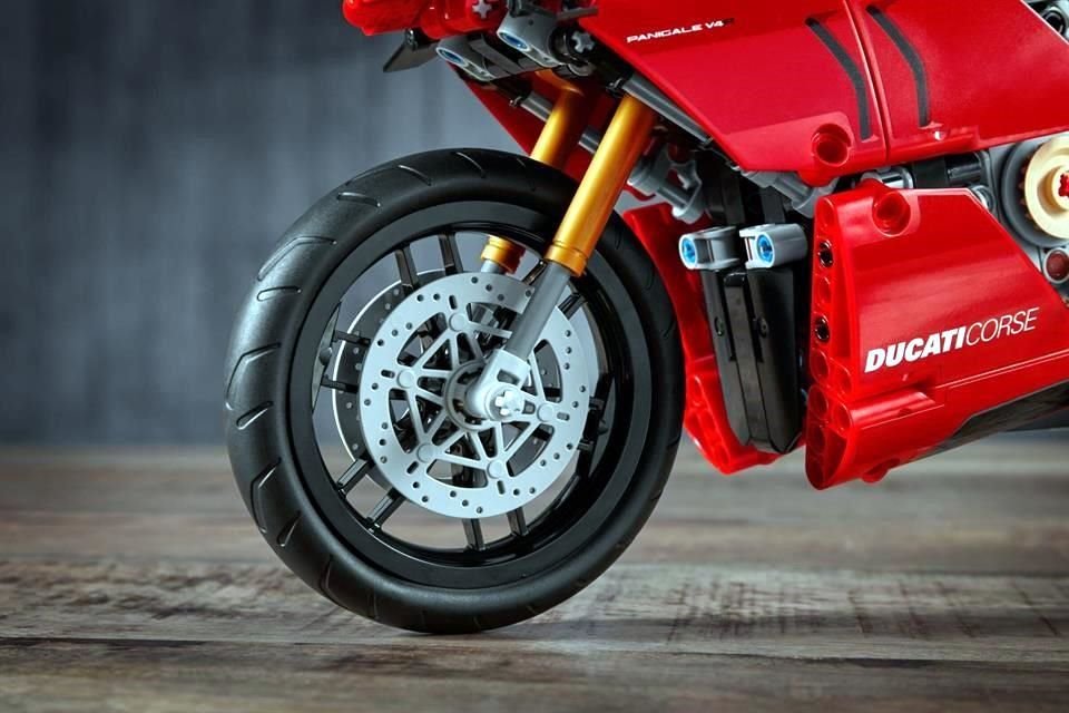 Se incluyó transmisión de dos velocidades con suspensión delantera y trasera totalmente funcional.