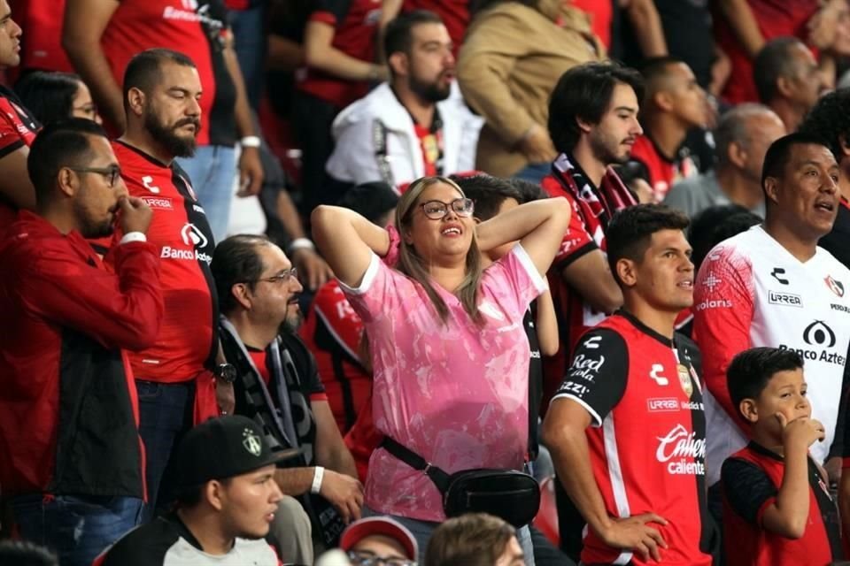 Frustrados... Aficionados rojinegros no pueden creer el mal arranque de torneo que ha tenido el equipo.