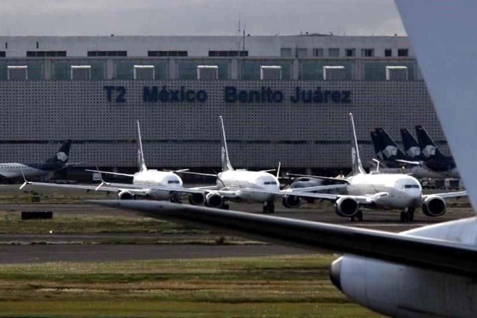 Aviones permanecen estacionados en la pista de la Terminal 2 del AICM en la Ciudad de México.