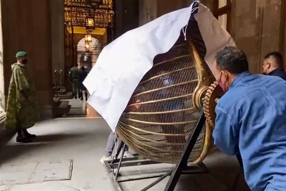 Personal metió una tómbola a Palacio Nacional.