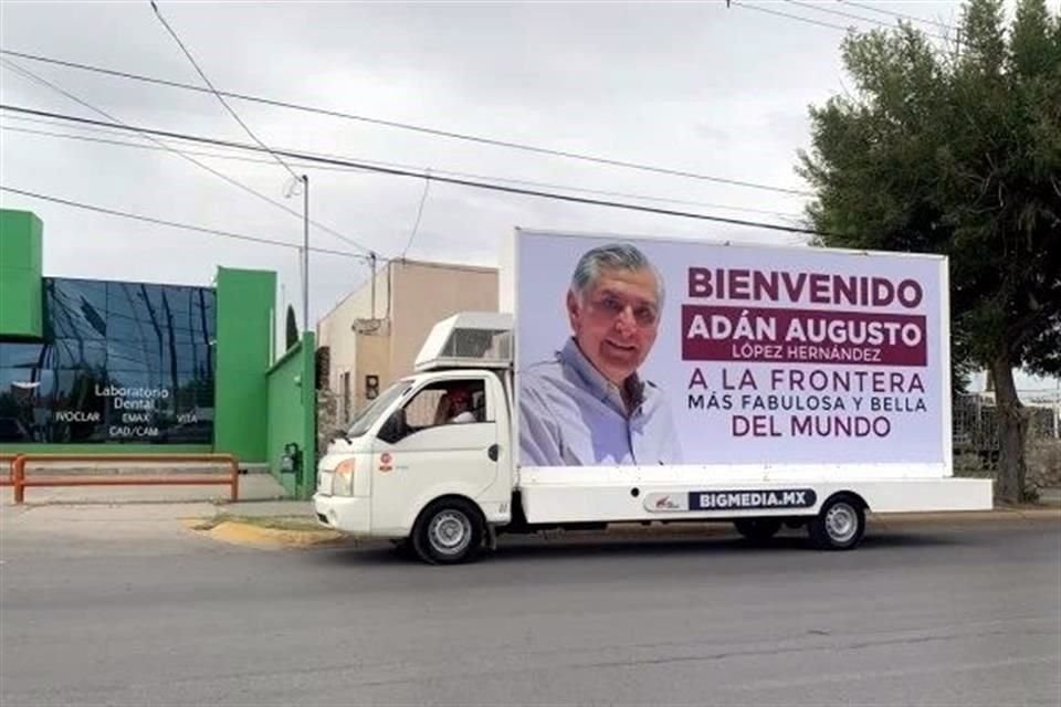 Camionetas con la imagen de Adán Augusto López circularon en Ciudad Juárez, Chihuahua, donde acudió el Secretario de Gobernación.