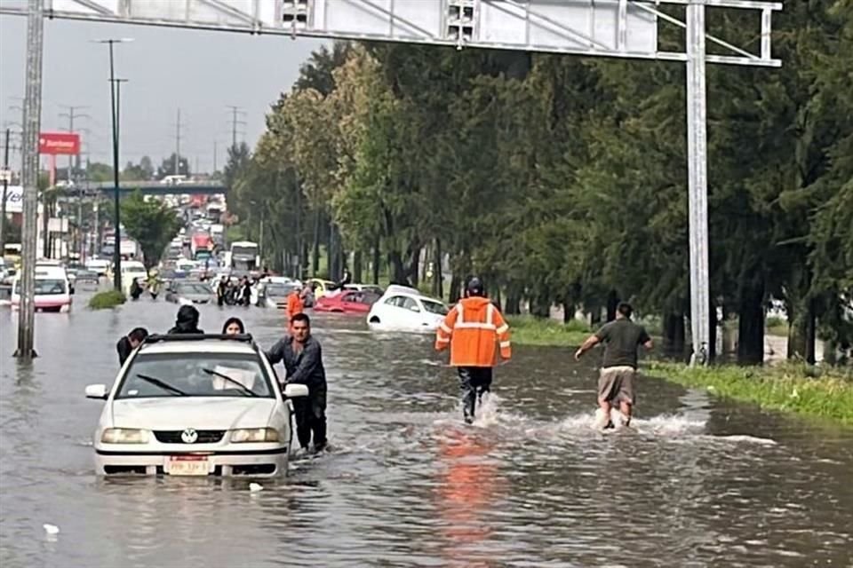 Autoridades auxiliar a decenas de automovilistas que quedaron varados.