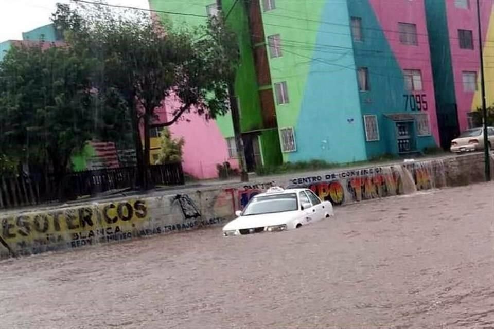 El agua rebasó el metro de altura en algunas zonas de la ciudad capital.