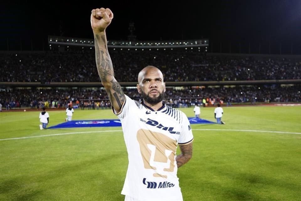 Dani Alves fue titular en su debut con Pumas.