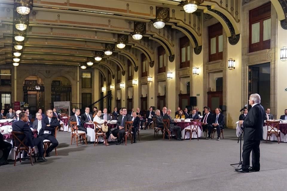 AMLO se reunió con empresarios en Palacio Nacional y los invitó a invertir en obras para Sinaloa; los participantes negaron 'pase de charola'.
