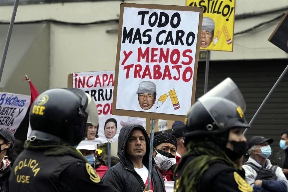 Manifestantes se congregaron en el Congreso para protestar en contra del Presidente Pedro Castillo cuando dará su discurso anual.