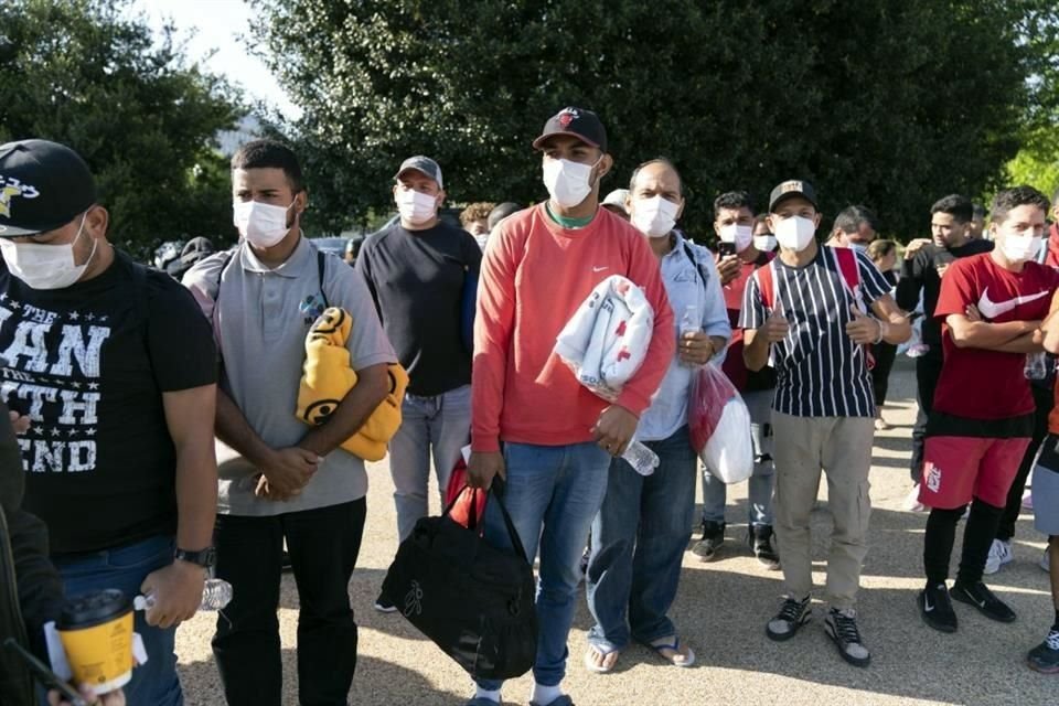 Migrantes llegan a Union Station, cerca del Capitolio de EU, tras ser enviados por Texas en autobuses.