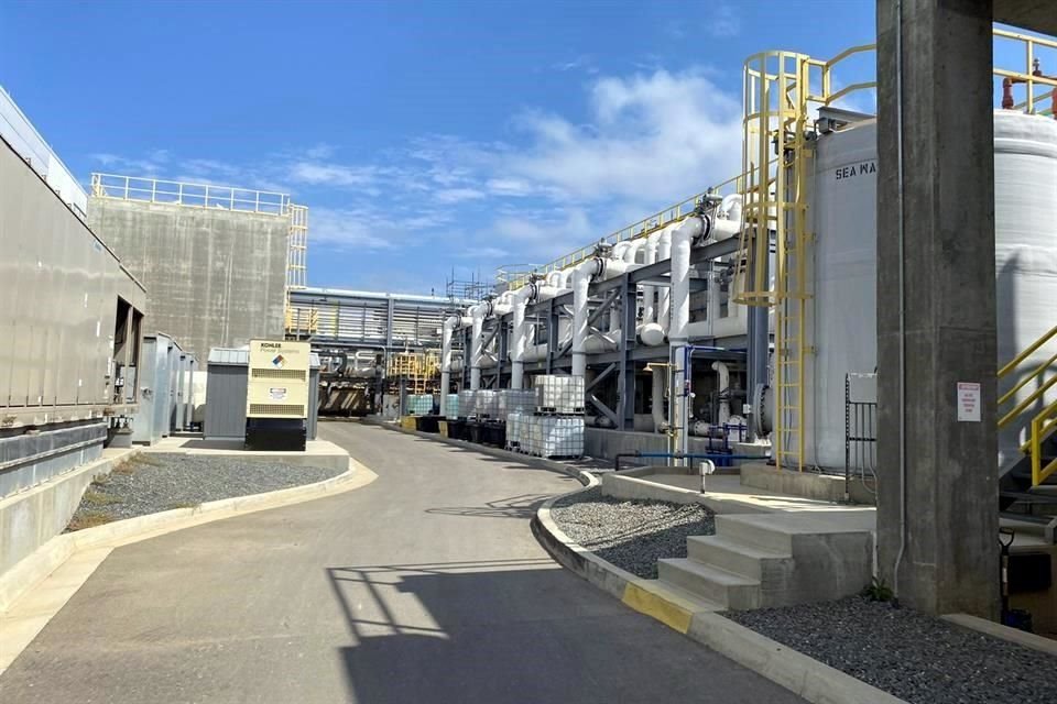 Aunque el funcionario no profundizó en costos, el agua de mar convertida en potable tiene un costo mayor por todo el proceso y la inversión que implica.