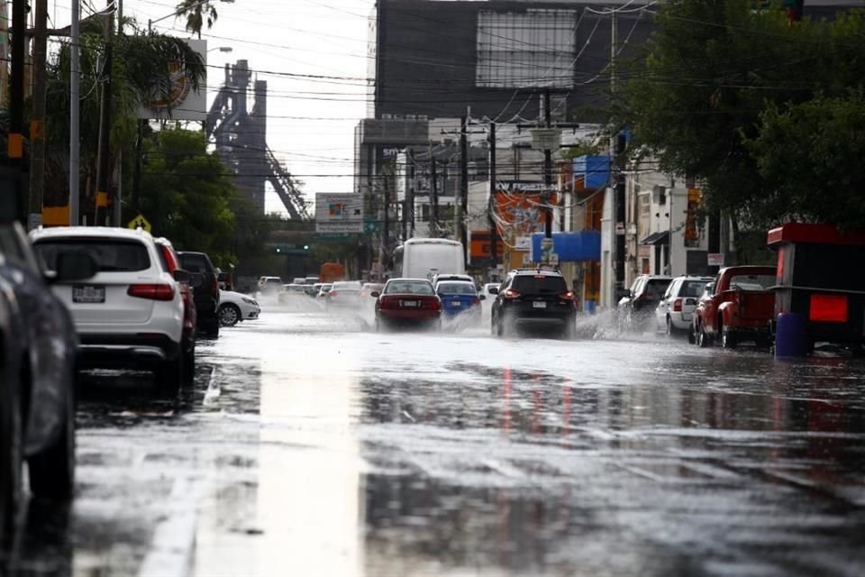 La caída de lluvia quedó evidenciada en las vialidades del Centro.