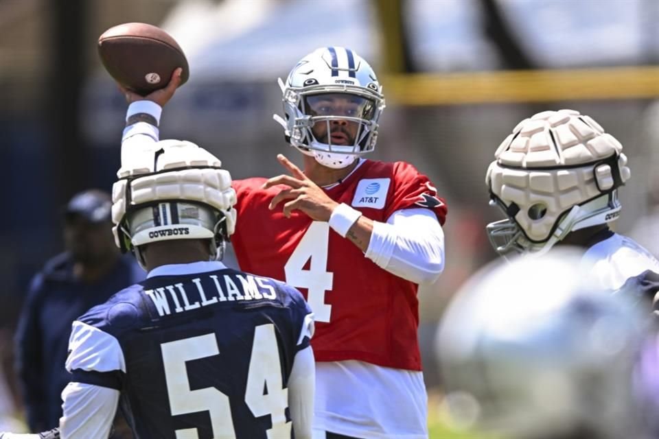 Dak Prescott durante el campo de entrenamiento de los Cowboys.