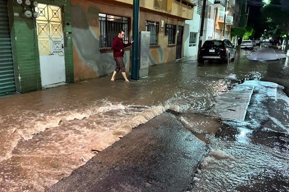 Una megafuga de agua se registra en la Colonia Nativitas. La presión con la que el agua sale del subsuelo levantó el pavimento.