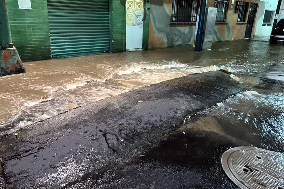 Una megafuga de agua se registra en la Colonia Nativitas. La presión con la que el agua sale del subsuelo levantó el pavimento.