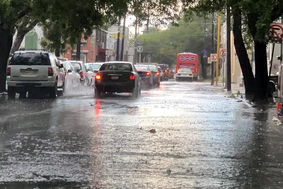 Una lluvia de ligera a moderada trae un respiro a la Ciudad, que enfrenta una fuerte sequía y tiene las presas en niveles críticos.