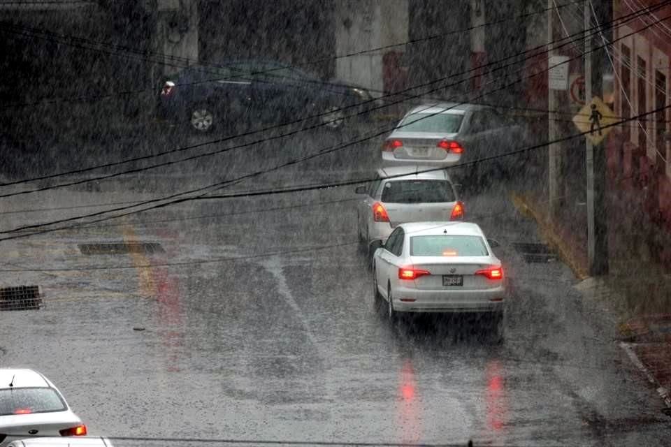 Una lluvia de ligera a moderada trae un respiro a la Ciudad, que enfrenta una fuerte sequía y tiene las presas en niveles críticos.