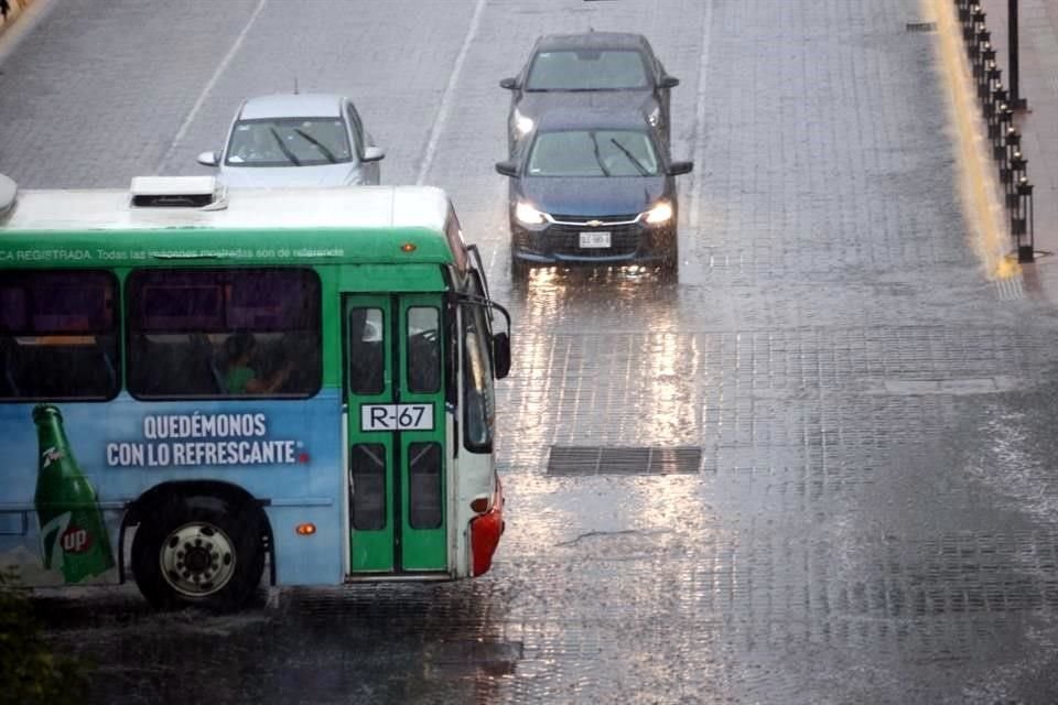Una lluvia de ligera a moderada trae un respiro a la Ciudad, que enfrenta una fuerte sequía y tiene las presas en niveles críticos.