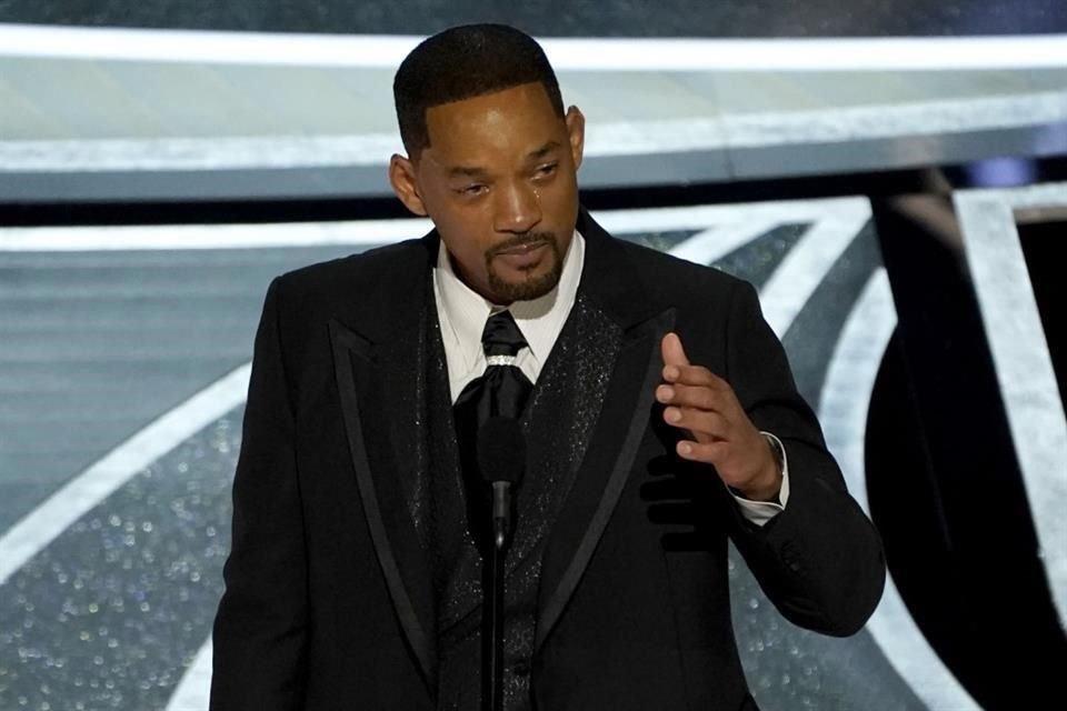 Will Smith aceptó que se equivocó al dar una chachetada a Chris Rock en los Óscar; en un video y niega participación de su esposa.