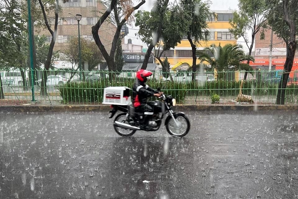 Al menos 13 alcaldías de la Ciudad de México registran lluvia fuerte, por lo que autoridades activaron la alerta amarilla.