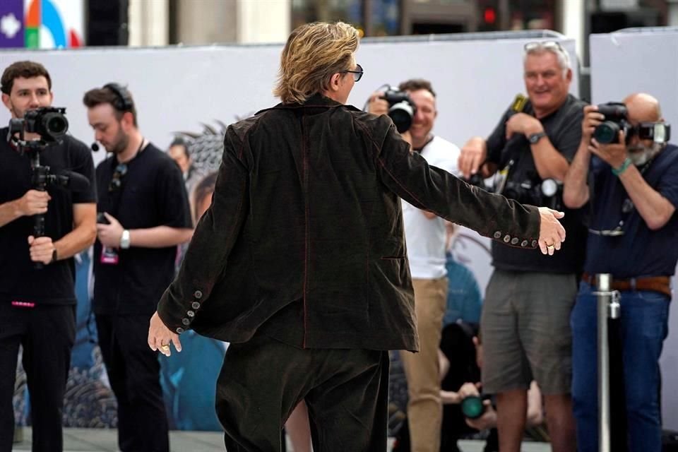 Brad Pitt saludó a todos a su paso por la alfombra de la premiere en Londres.