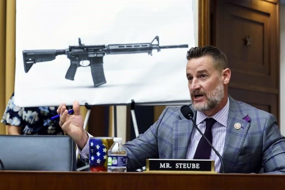 La Cámara de Representantes de EU aprobó un proyecto de ley que prohíbe la venta de armas semiautomáticas, a menudo usadas en tiroteos masivos.