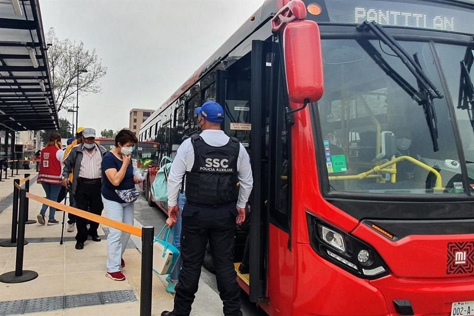 'Vamos por la Línea 4 del Metrobús para electrificación. (...) Una buena parte de los metrobuses de la Línea, algunos de los concesionarios se entusiasmaron con Línea 3 y ya van a comenzar (Línea 4)', aseguró Sheinbaum.   