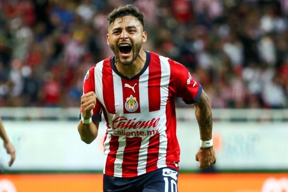 Las Chivas aportan a Alexis Vega para el Skills Challenge.