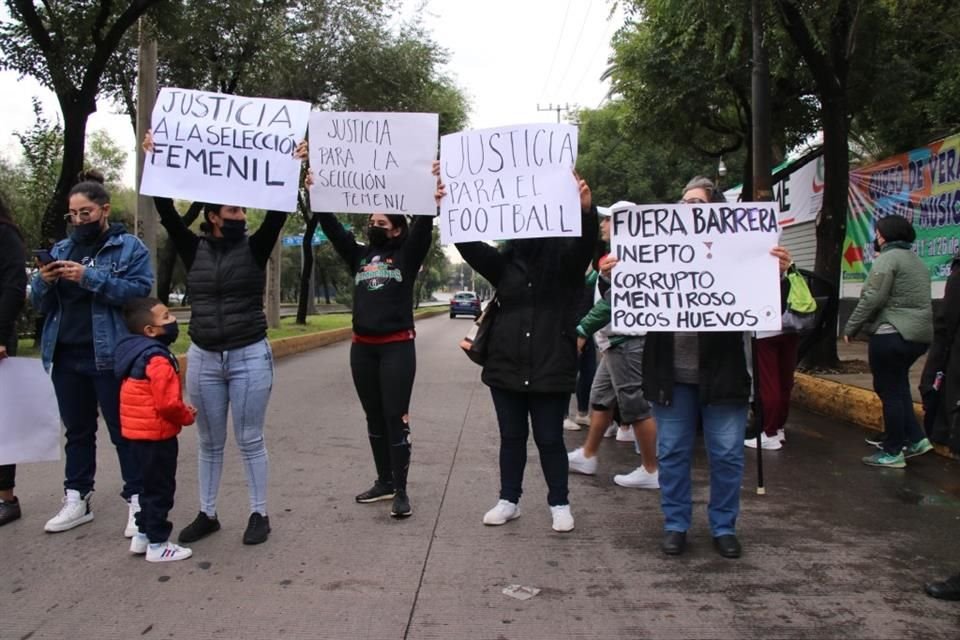 Familiares, amigos y conocidos de las jugadoras protestaron en Río Churubusco.