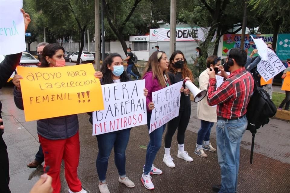 La protesta fue en apoyo a las jugadoras que no han podido viajar.