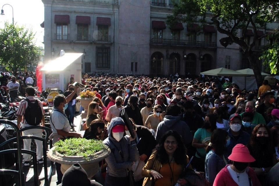 Beneficiarios de los programas del bienestar, así como funcionarios del Gobierno estatal y municipal, abarrotaron el Parque Juárez.