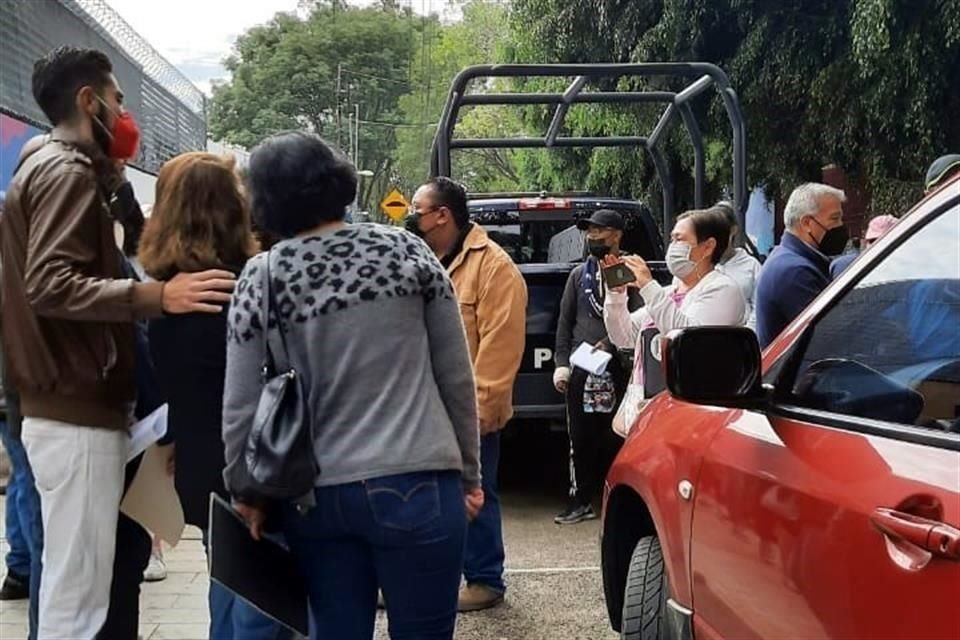 Encargados de grupo toman fotos de los votantes para demostrar la asistencia en el distrito 15 de Benito Juárez.