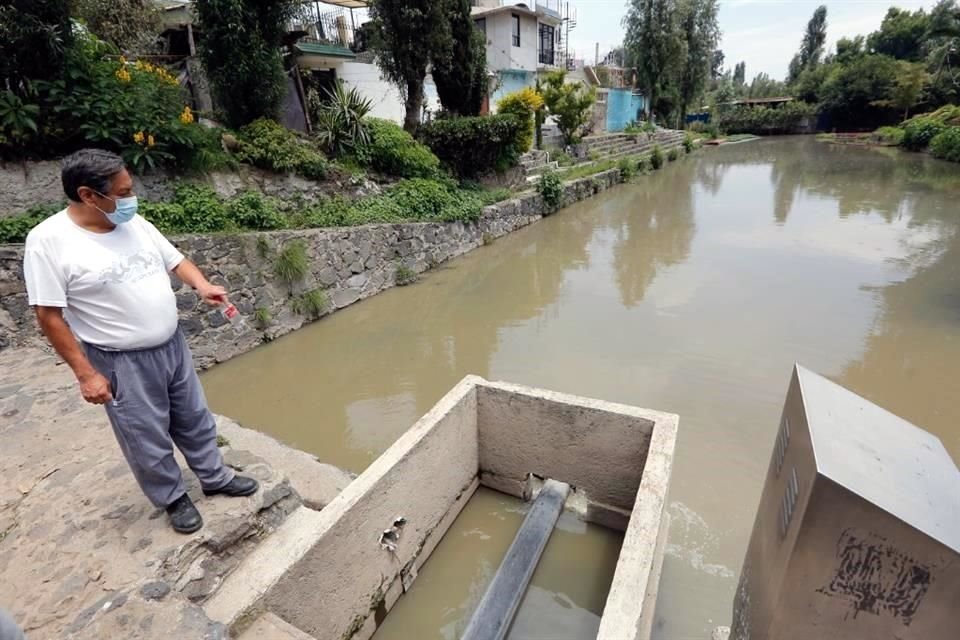 Pobladores de San Gregorio Atlapulco vieron  un manantial con flora y fauna endémica convertirse en un canal de líquido gris. 