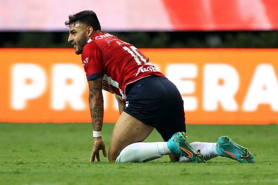 Alexis Vega falló un penal y las Chivas no pudieron romper su racha de empates en el Apertura 2022.