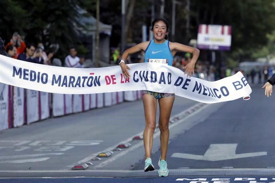 Mayra Sánchez muy contenta al cruzar la meta.